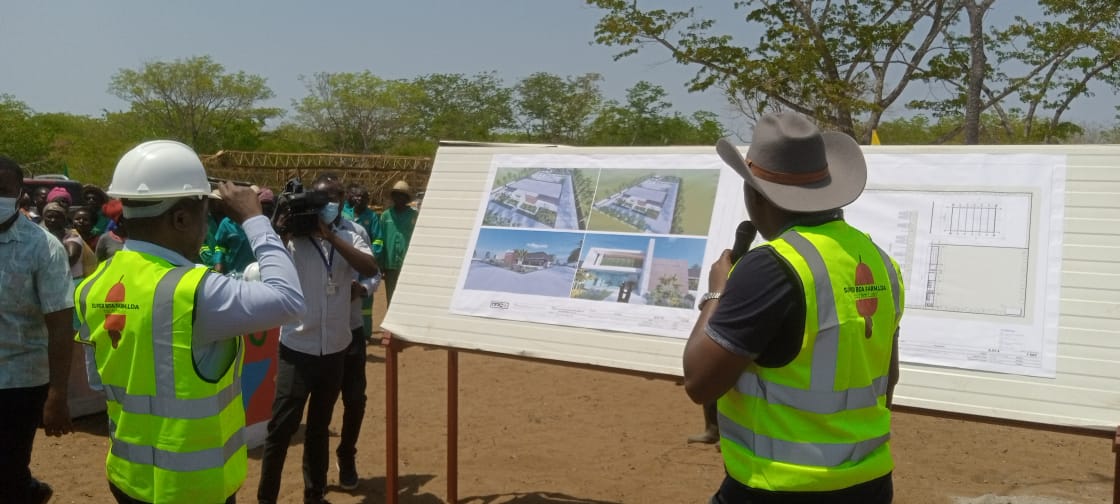 O lançamento da 1 pedra para a construção de uma fábrica de